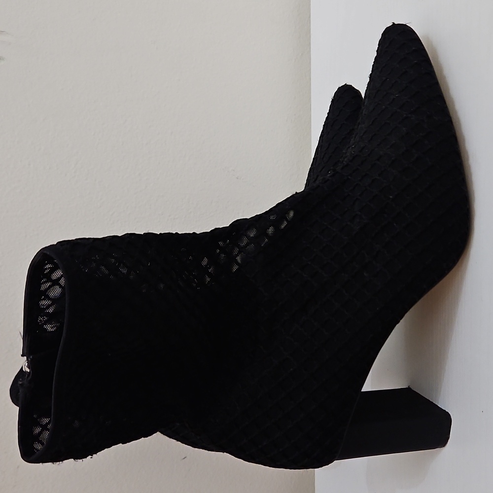 Zara Black Textured Heeled Boots